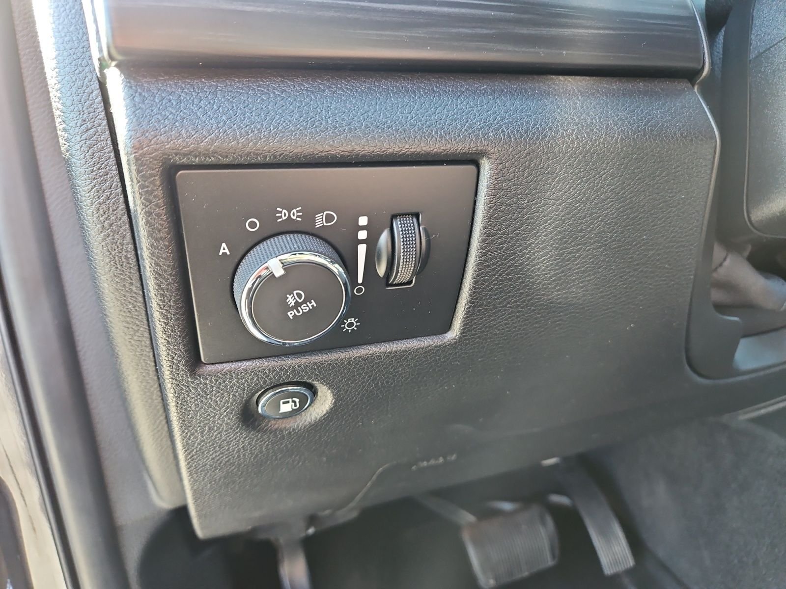 Used 2020 Jeep Grand Cherokee Altitude AWD/4WD image 23