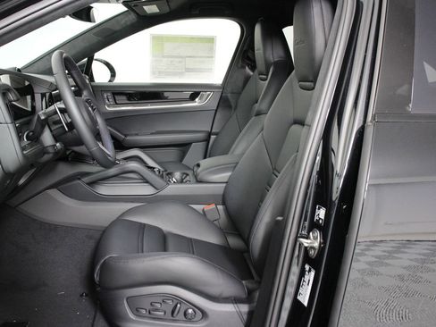 New 2026 Porsche Cayenne Turbo image 5