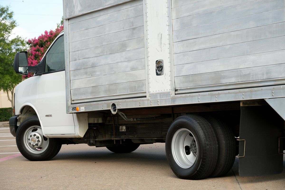Used 2015 Chevrolet Express 4500 RWD image 36
