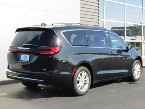 Used 2022 Chrysler Pacifica Touring image 8