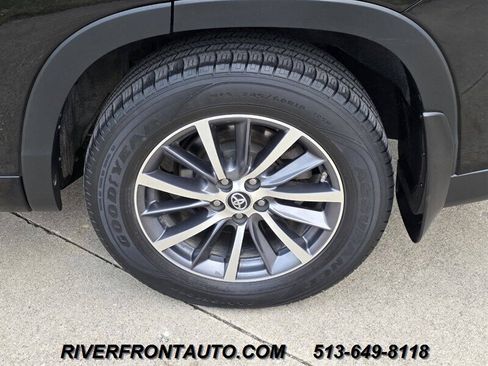 Used 2017 Toyota Highlander XLE AWD/4WD image 32