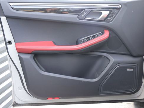 Certified 2022 Porsche Macan image 14