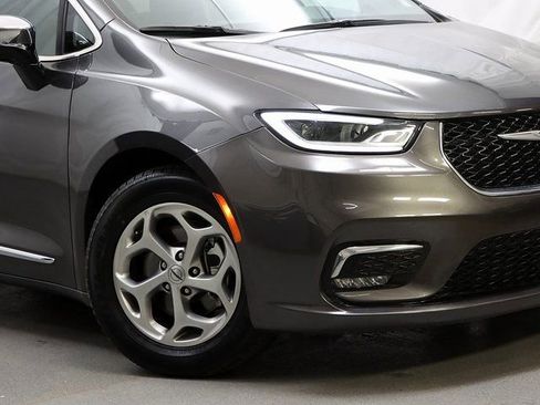Used 2023 Chrysler Pacifica Limited FWD image 3