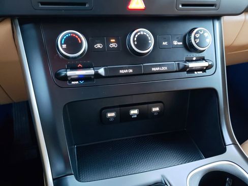 Used 2024 Kia Carnival LX image 24