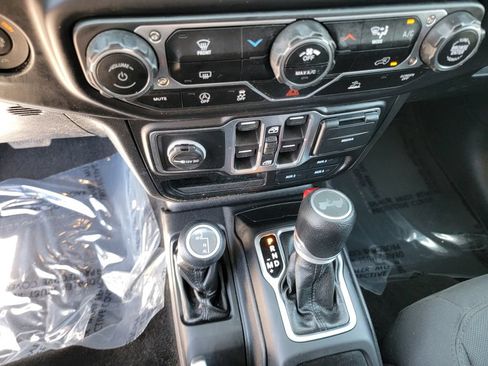 Used 2022 Jeep Wrangler Unlimited Sport AWD/4WD image 19