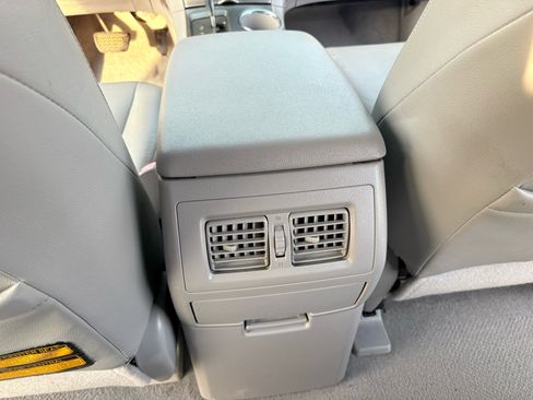 Used 2008 Toyota Highlander FWD 4dr Base (Natl) image 32