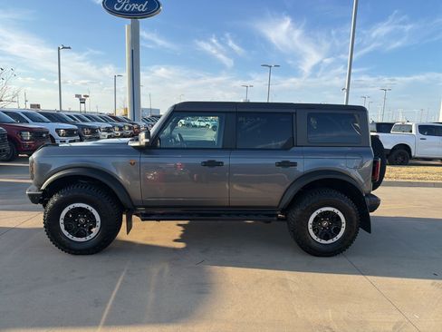 Used 2024 Ford Bronco Badlands image 2