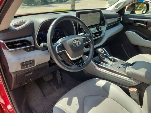 Used 2023 Toyota Highlander Limited FWD image 15