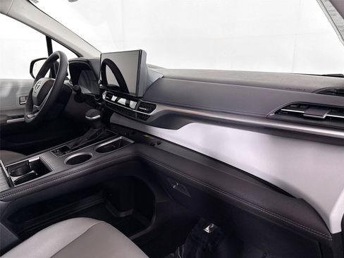 Certified 2026 Toyota Sienna XLE FWD image 43