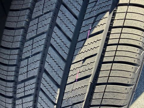 Used 2023 Volkswagen Tiguan SE R-Line image 28