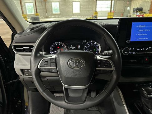 Used 2024 Toyota Highlander LE AWD/4WD image 19