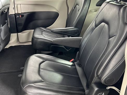 Used 2024 Chrysler Pacifica Touring-L FWD image 15