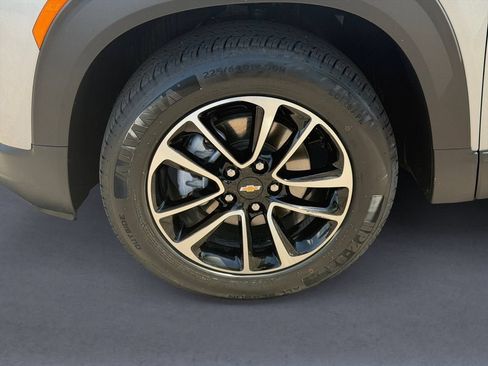 Used 2025 Chevrolet TrailBlazer LT AWD/4WD image 9