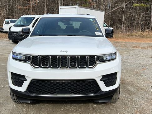 Used 2024 Jeep Grand Cherokee Laredo X image 3