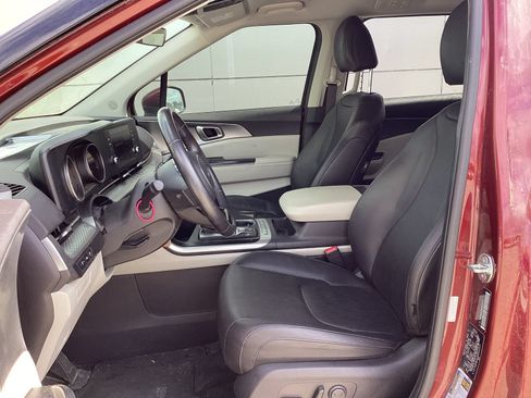Used 2024 Kia Carnival LX FWD image 5