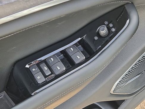 Used 2023 Jeep Grand Cherokee Overland w/ Luxury Tech Group IV image 25