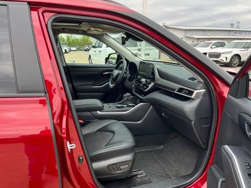 Used 2024 Toyota Highlander XLE AWD/4WD image 18