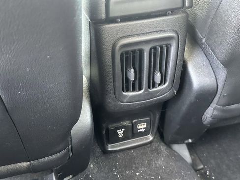 Used 2019 Jeep Compass Latitude w/ Cold Weather Group AWD/4WD image 13