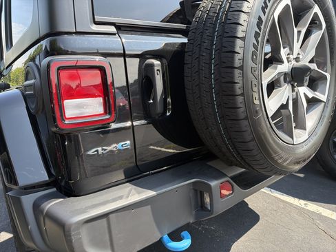 Used 2024 Jeep Wrangler Unlimited w/ Convenience Group AWD/4WD image 9