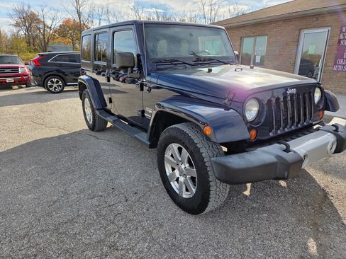 Used 2013 Jeep Wrangler Unlimited Sahara w/ Connectivity Group AWD/4WD image 3