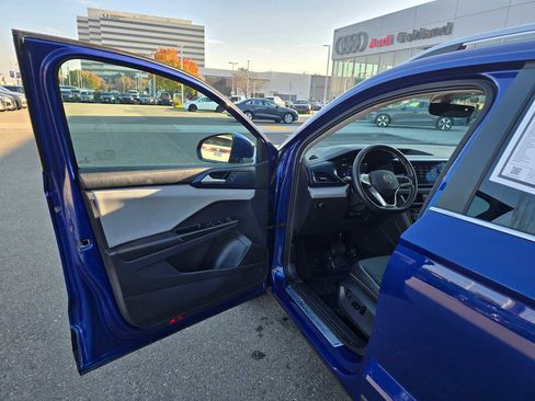 Used 2022 Volkswagen Taos SE w/ Panoramic Sunroof Package image 21