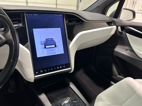Used 2019 Tesla Model X image 29