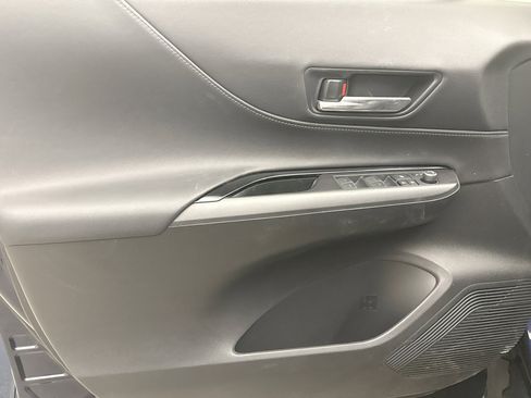 Used 2022 Toyota Venza LE image 9