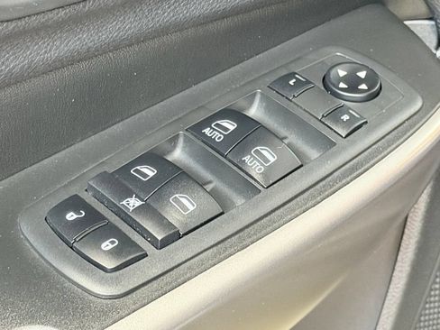 Used 2019 Jeep Cherokee Latitude Plus w/ Comfort/Convenience Group FWD image 12