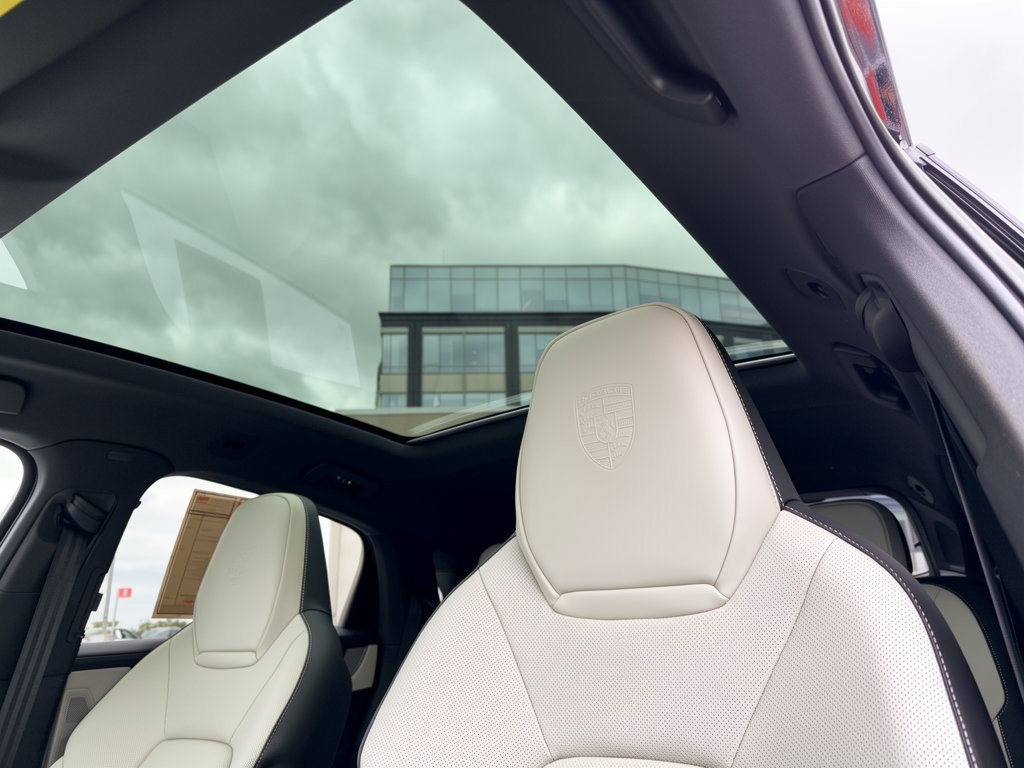 Certified 2026 Porsche Cayenne E-Hybrid Coupe AWD/4WD image 27