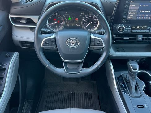 Used 2022 Toyota Highlander XLE FWD image 14