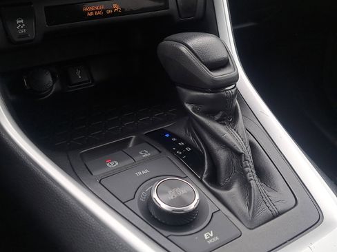 Used 2021 Toyota RAV4 LE image 28