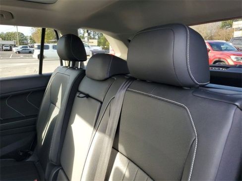 Used 2023 Volkswagen Tiguan SE w/ Panoramic Sunroof Package image 9