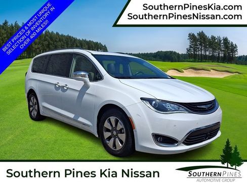 Used 2018 Chrysler Pacifica Limited w/ Advanced Safetytec Group FWD image 1