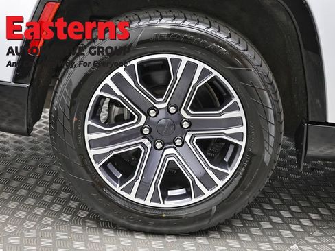 Used 2024 Jeep Wagoneer L Series II RWD image 36
