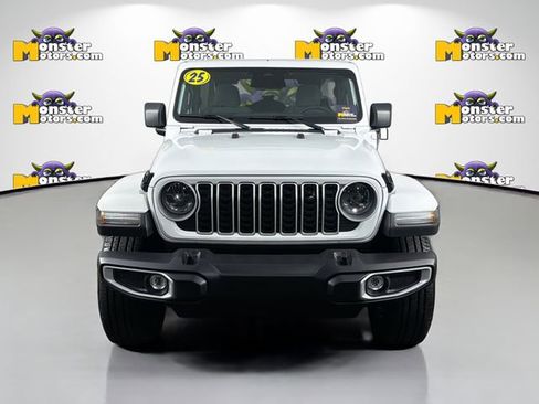 Used 2025 Jeep Wrangler Unlimited Sahara image 2