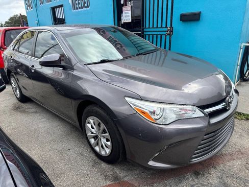 Used 2016 Toyota Camry LE image 1