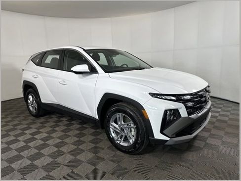 Certified 2025 Hyundai Tucson SE image 1