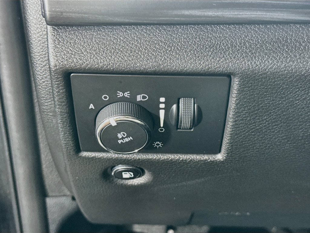 Used 2021 Jeep Grand Cherokee Laredo AWD/4WD image 18