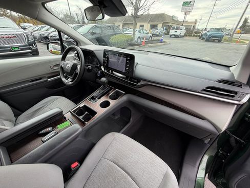 Used 2021 Toyota Sienna LE image 37