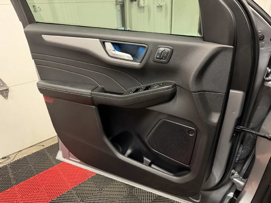 Used 2023 Ford Escape Platinum AWD/4WD image 27