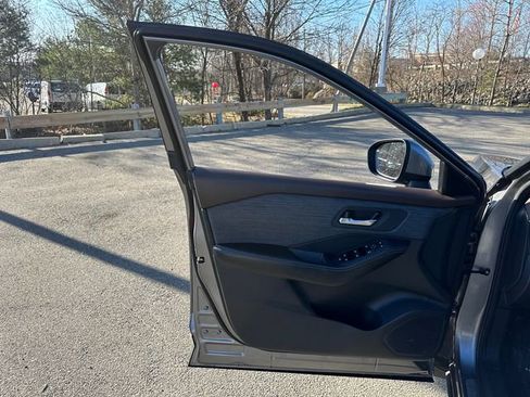 Used 2023 Nissan Rogue SV image 29