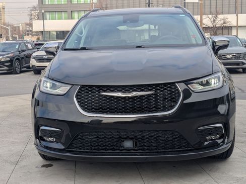 Used 2023 Chrysler Pacifica Limited w/ Uconnect Theater Family Group image 11