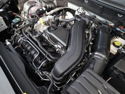 New 2025 Volkswagen Taos SE image 27