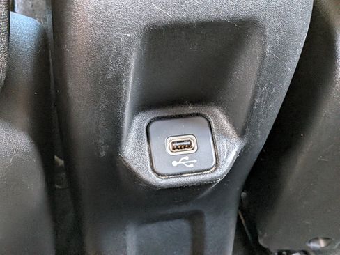 Used 2018 Jeep Renegade Latitude FWD image 15