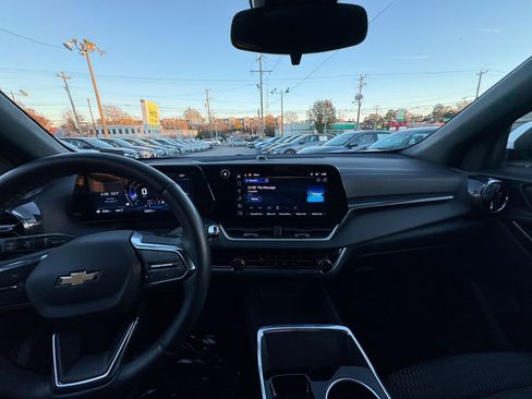 Used 2025 Chevrolet Equinox LT image 32