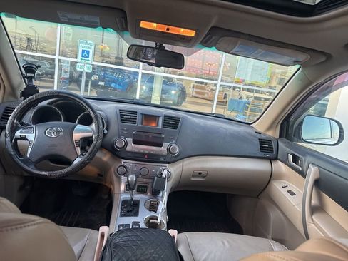 Used 2011 Toyota Highlander SE w/ Tow Pkg image 5