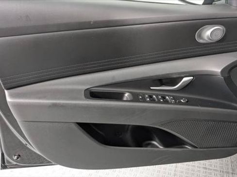 Used 2025 Hyundai Elantra SE FWD image 13