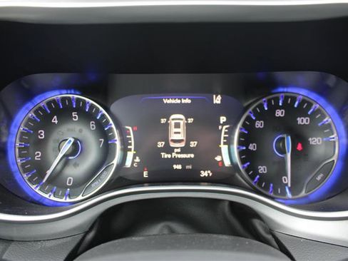 Used 2024 Chrysler Pacifica Touring image 18