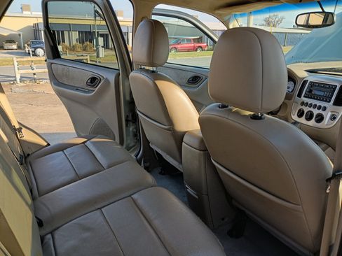 Used 2005 Ford Escape Limited image 12