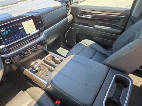 Used 2024 Chevrolet Silverado 1500 LT Trail Boss w/ LT Trail Boss Premium Package AWD/4WD image 12